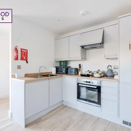 Modern Serviced Apartments For Contractors & Families With Free Parking, Wifi & Netflix By Redwood Stays Basingstoke Exterior foto