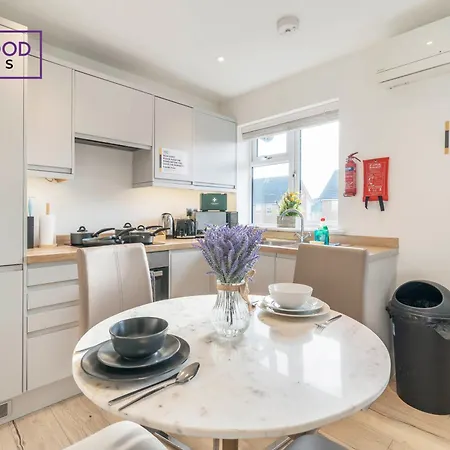 Modern Serviced Apartments For Contractors & Families With Free Parking, Wifi & Netflix By Redwood Stays Basingstoke Exterior foto