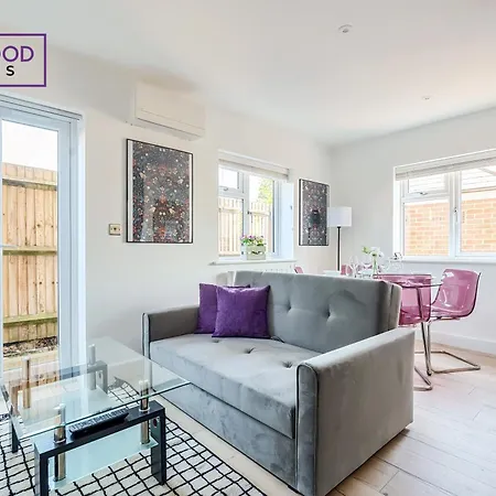 Modern Serviced Apartments For Contractors & Families With Free Parking, Wifi & Netflix By Redwood Stays Basingstoke Exterior foto