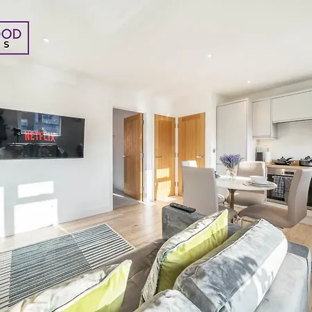 Modern Serviced Apartments For Contractors & Families With Free Parking, Wifi & Netflix By Redwood Stays Basingstoke Exterior foto