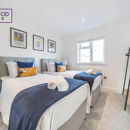 Modern Serviced Apartments For Contractors & Families With Free Parking, Wifi & Netflix By Redwood Stays Basingstoke Exterior foto