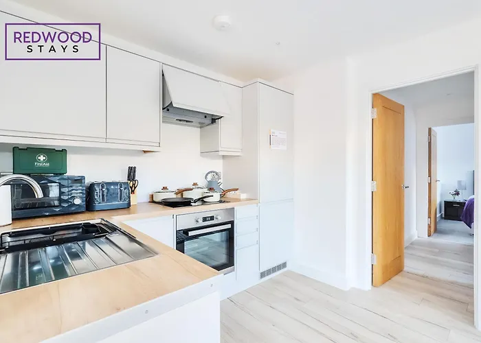 Modern Serviced Apartments For Contractors & Families With Free Parking, Wifi & Netflix By Redwood Stays