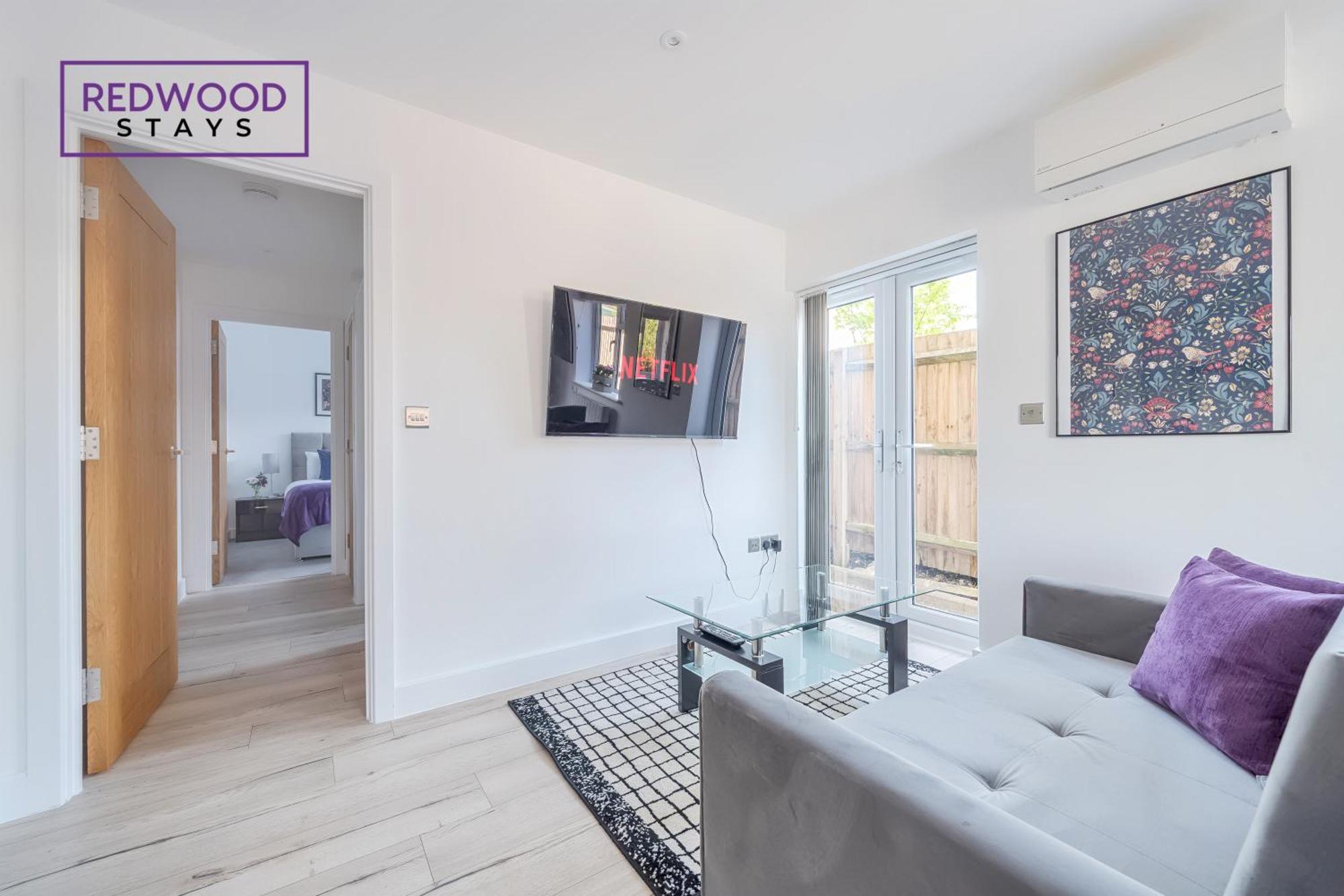 Redwood Stays: Modern Serviced With Free Parking & Streaming Apartment *