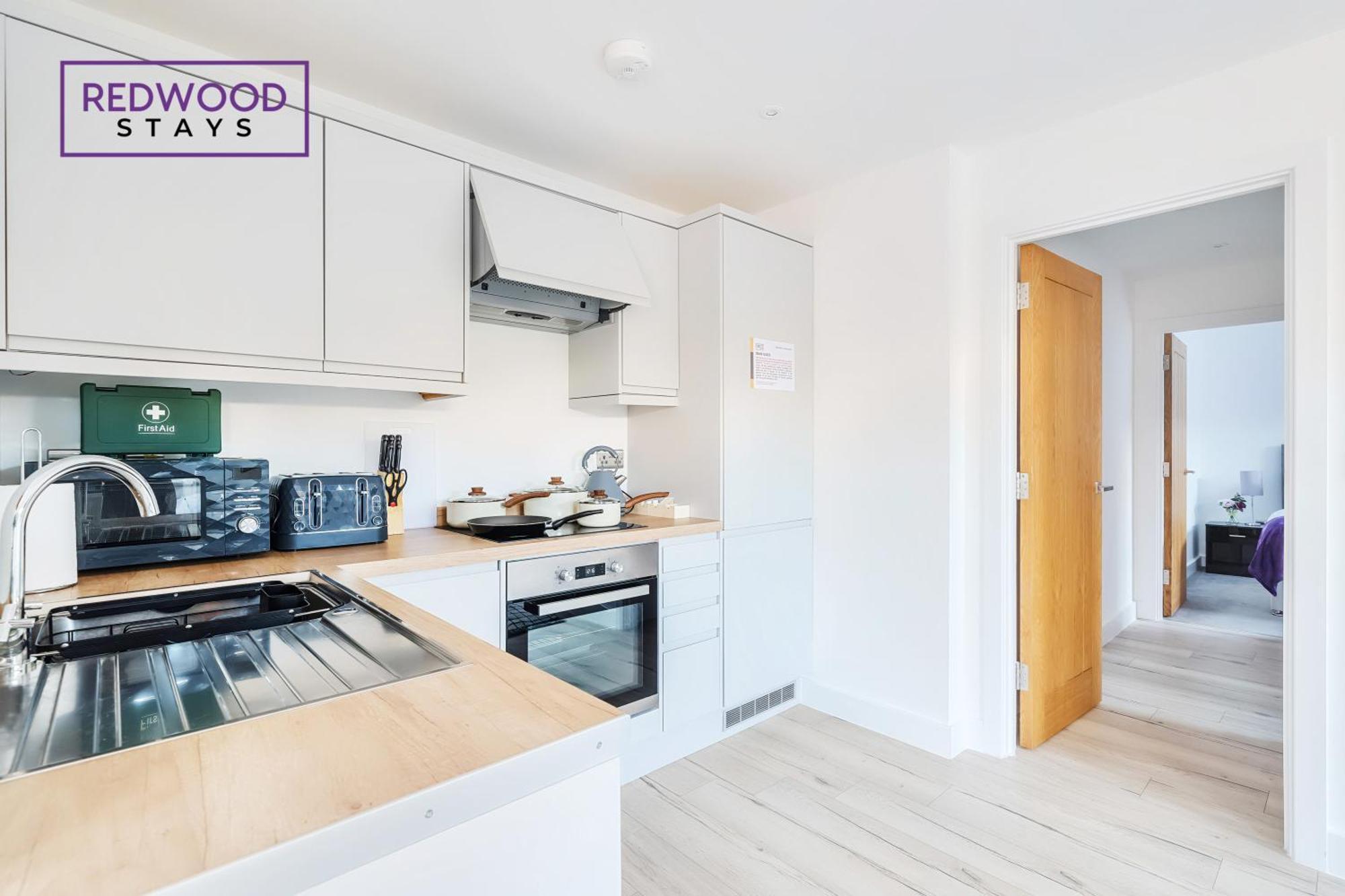 Apartment Redwood Stays: Modern Serviced With Free Parking & Streaming