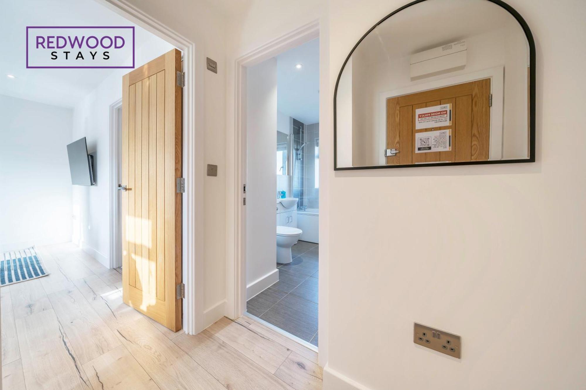 Apartment Redwood Stays: Modern Serviced With Free Parking & Streaming Basingstoke