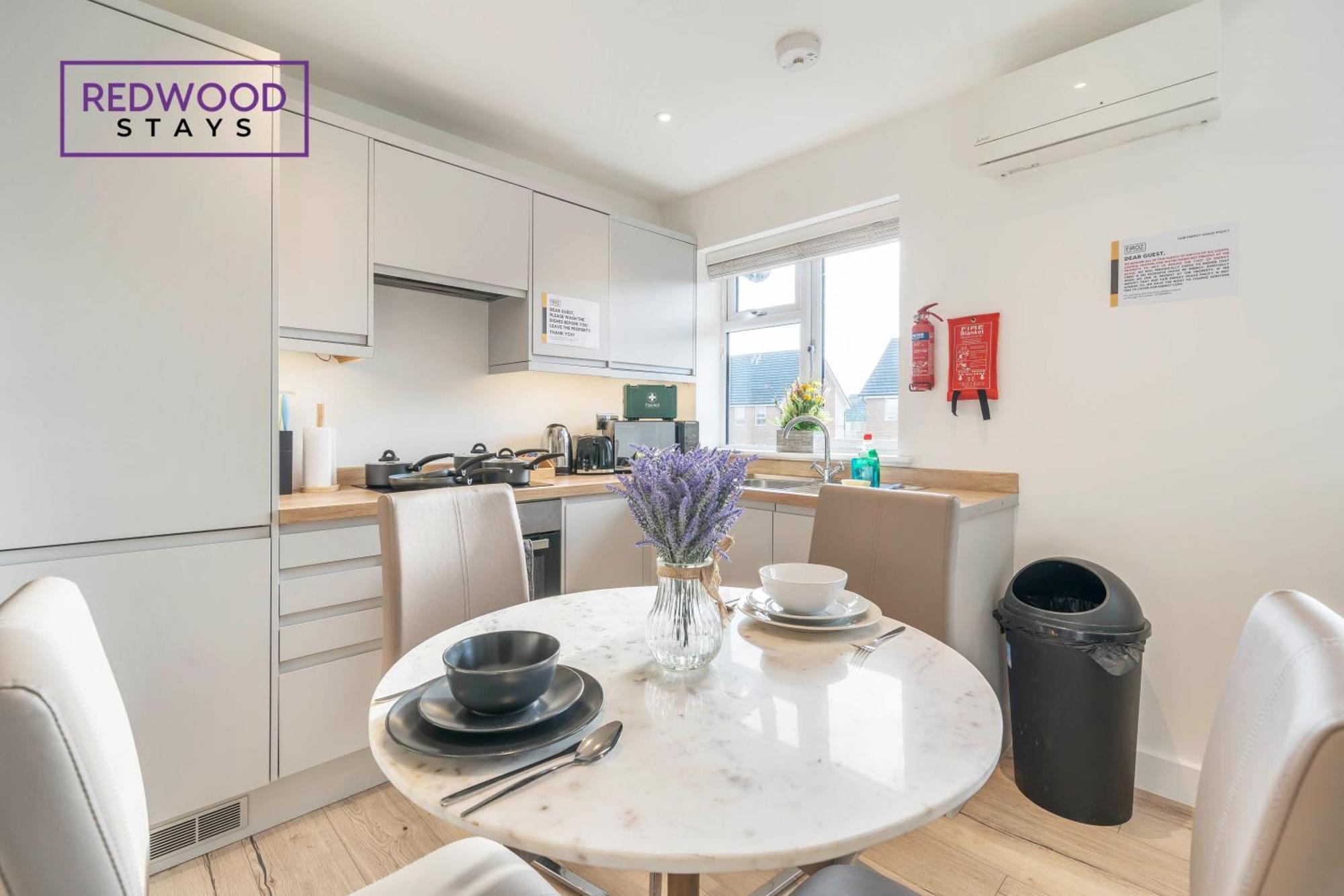 Redwood Stays: Modern Serviced With Free Parking & Streaming Apartment *