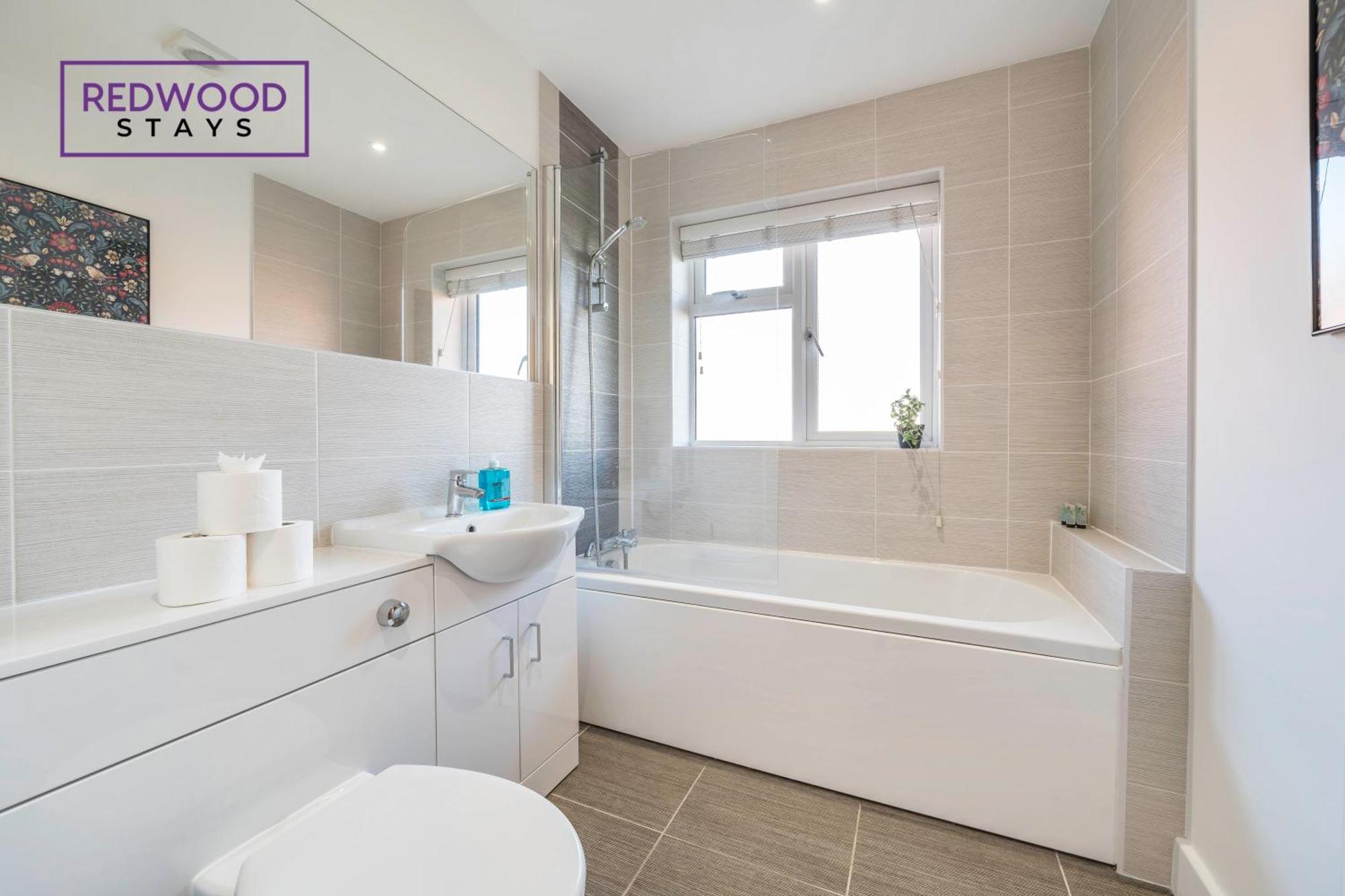 Apartment Redwood Stays: Modern Serviced With Free Parking & Streaming Basingstoke