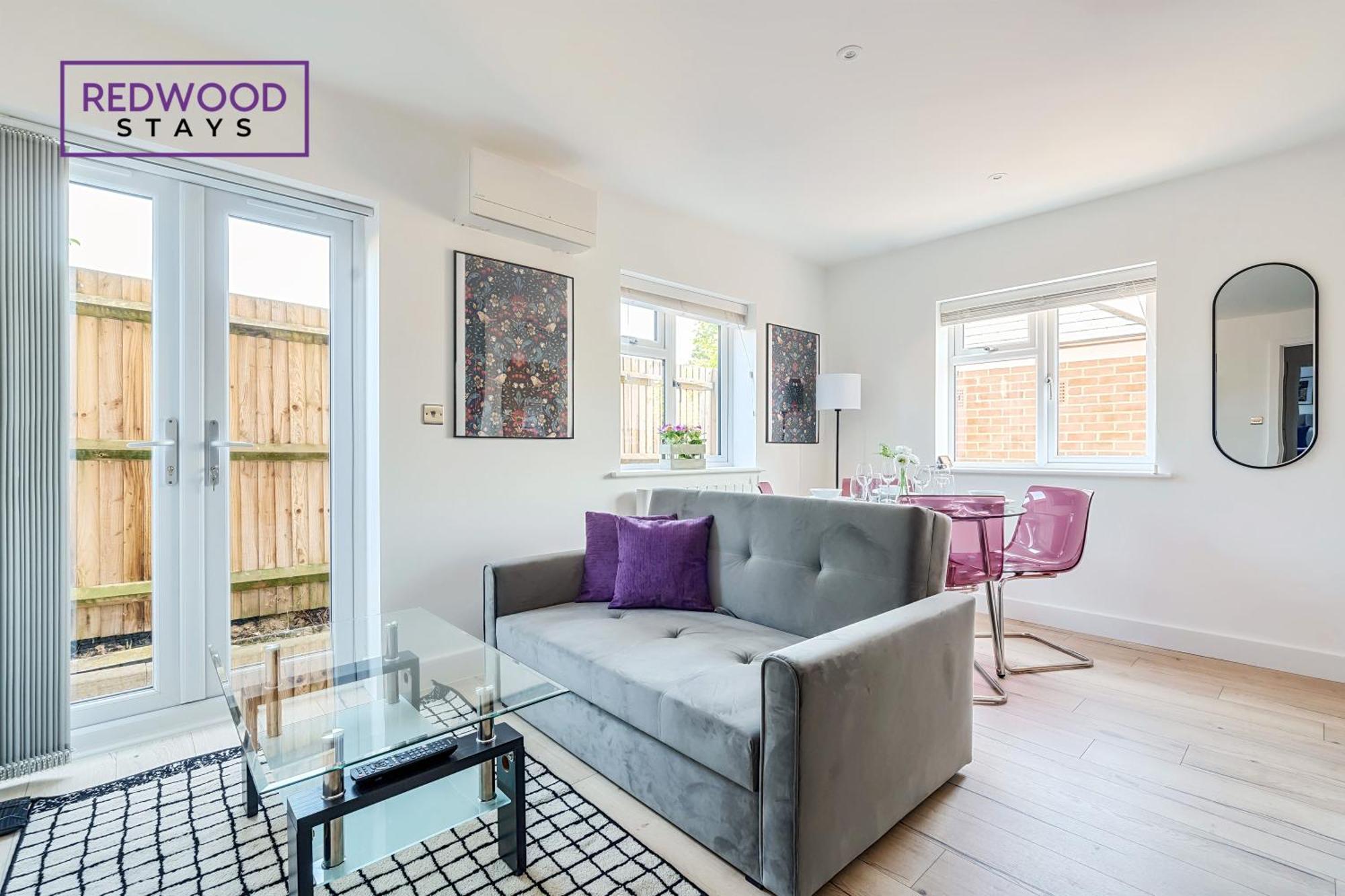 Apartment Redwood Stays: Modern Serviced With Free Parking & Streaming