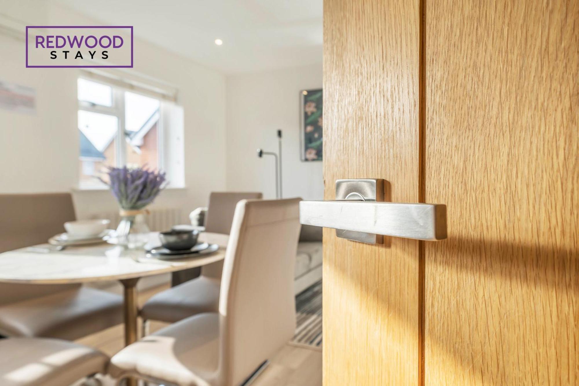 Redwood Stays: Modern Serviced With Free Parking & Streaming Basingstoke