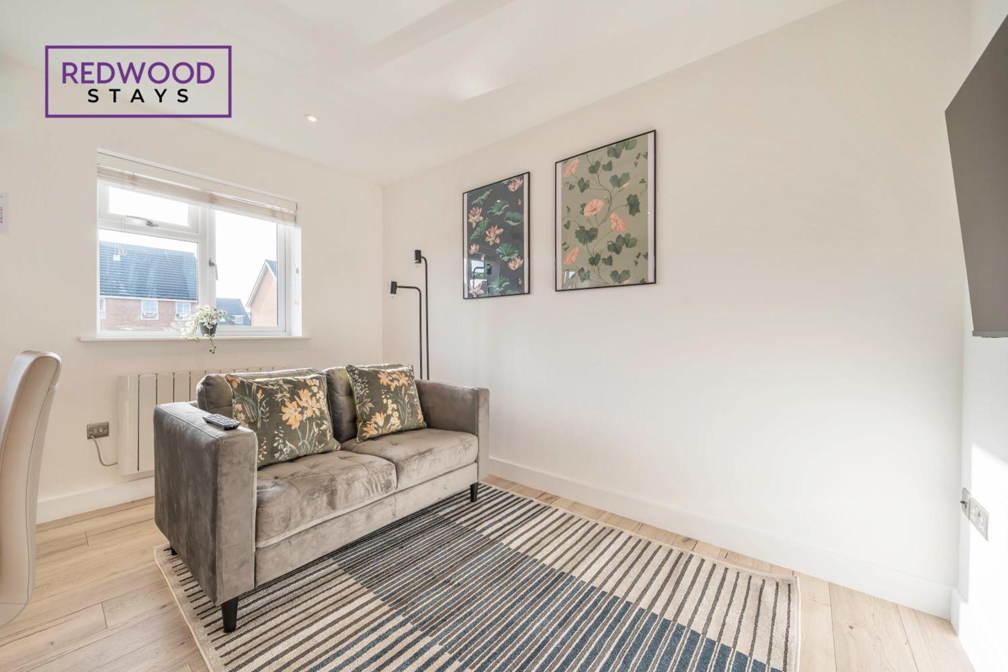 Redwood Stays: Modern Serviced With Free Parking & Streaming *