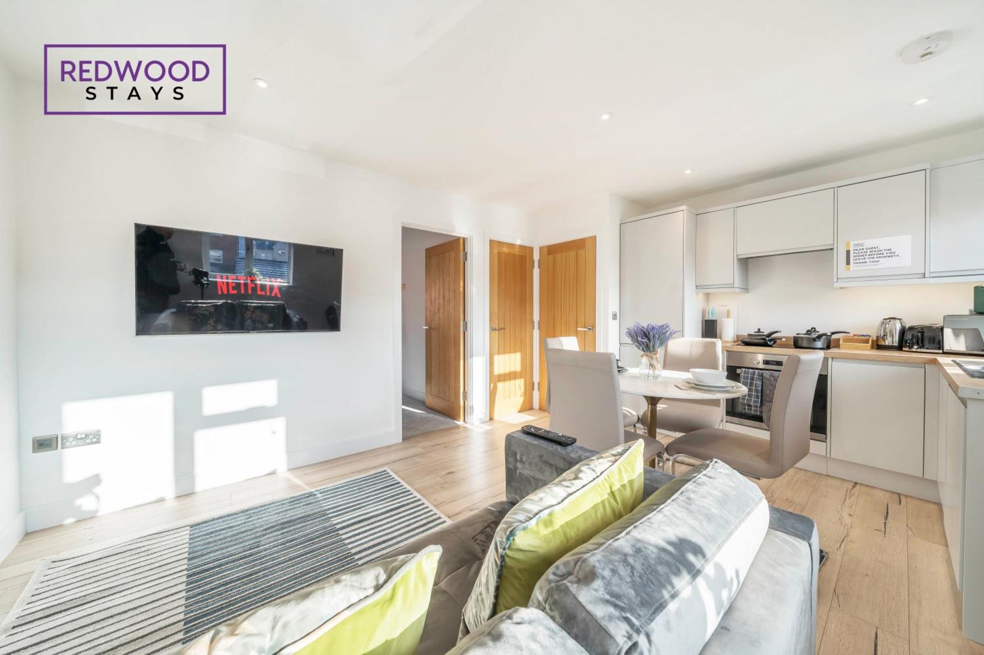 Redwood Stays: Modern Serviced With Free Parking & Streaming * Basingstoke