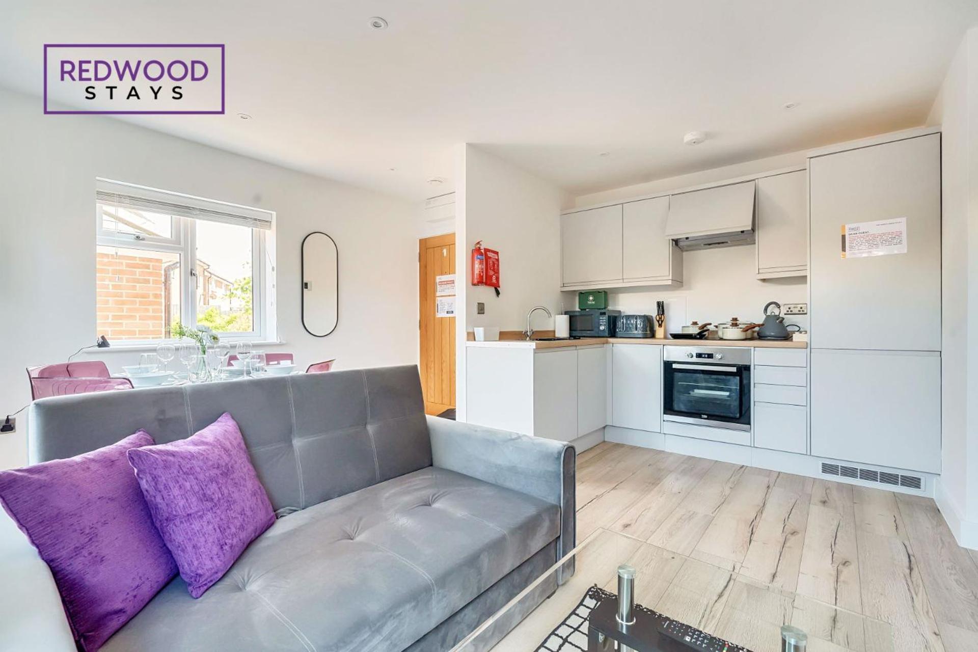 Redwood Stays: Modern Serviced With Free Parking & Streaming Apartment Basingstoke