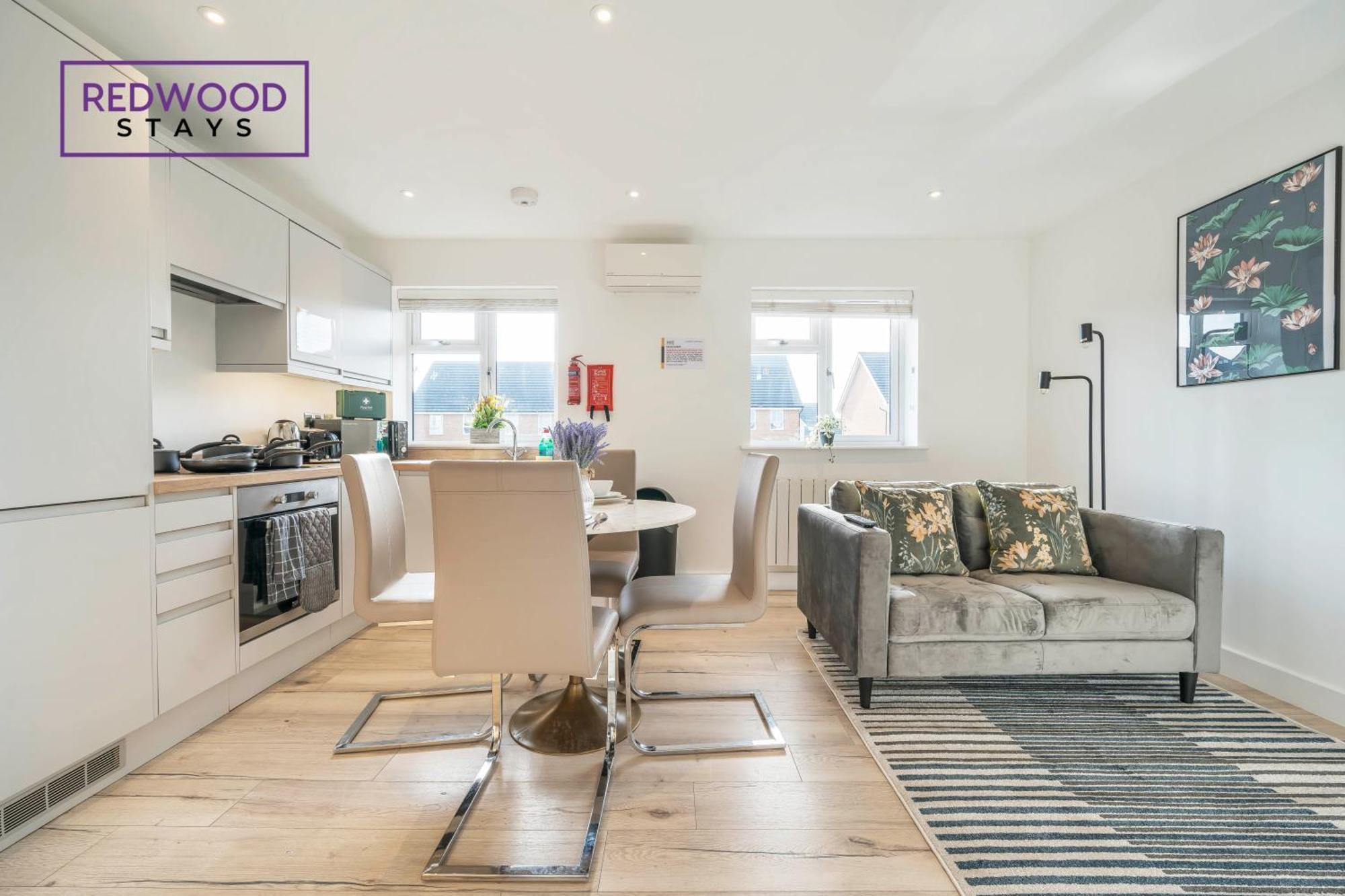 Redwood Stays: Modern Serviced With Free Parking & Streaming Basingstoke