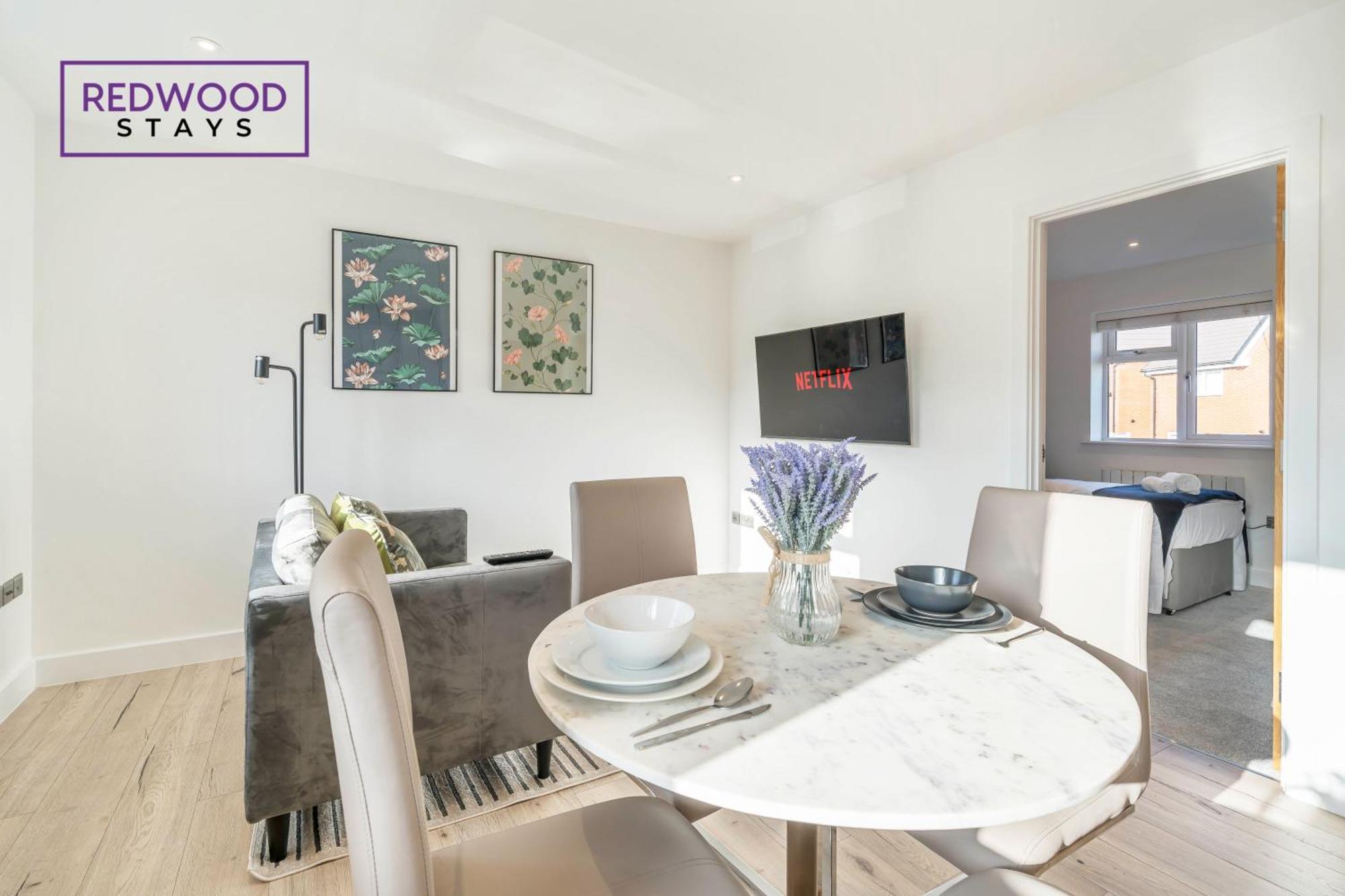 Redwood Stays: Modern Serviced With Free Parking & Streaming Apartment
