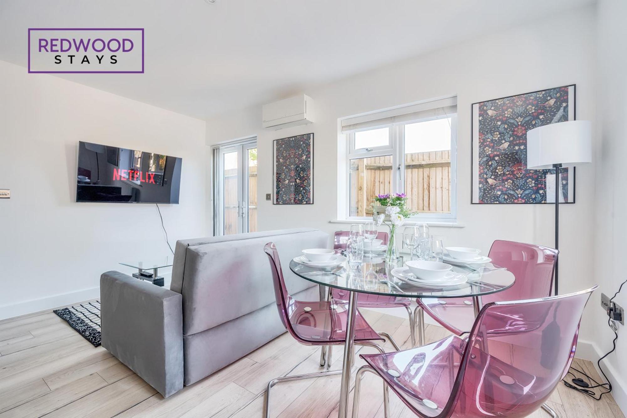 Redwood Stays: Modern Serviced With Free Parking & Streaming Apartment *