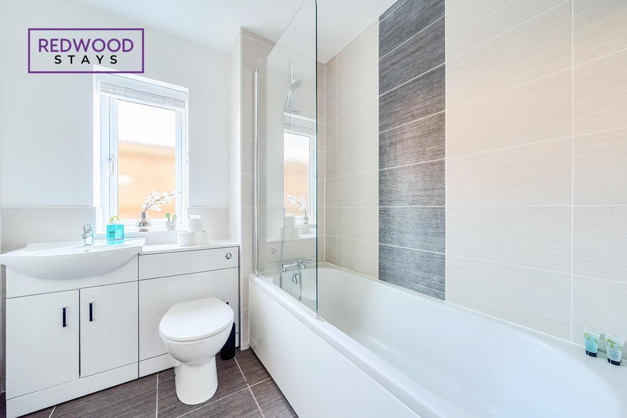 Redwood Stays: Modern Serviced With Free Parking & Streaming Apartment Basingstoke