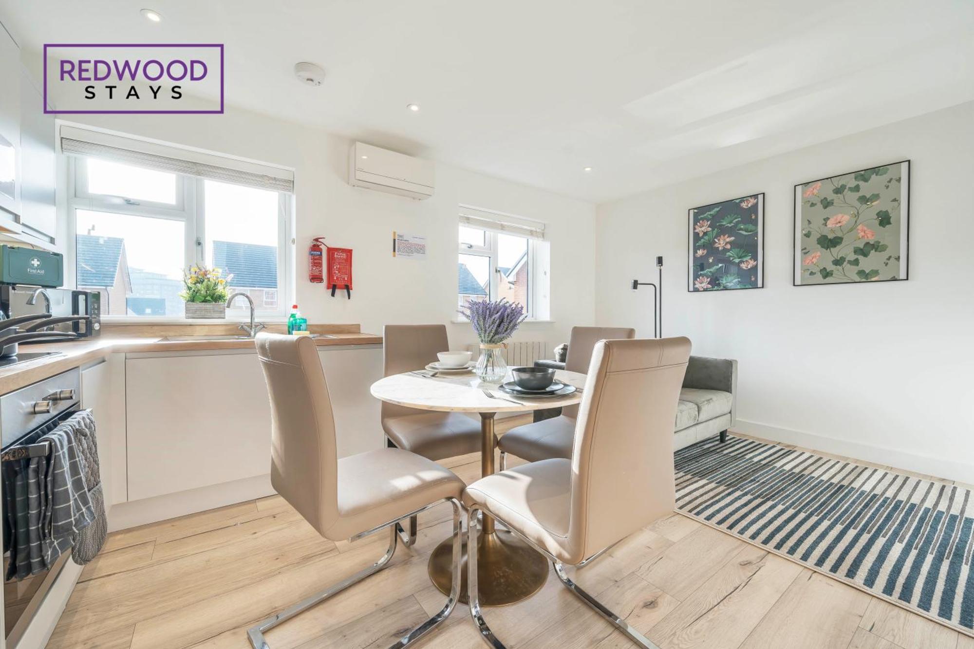Redwood Stays: Modern Serviced With Free Parking & Streaming Apartment *