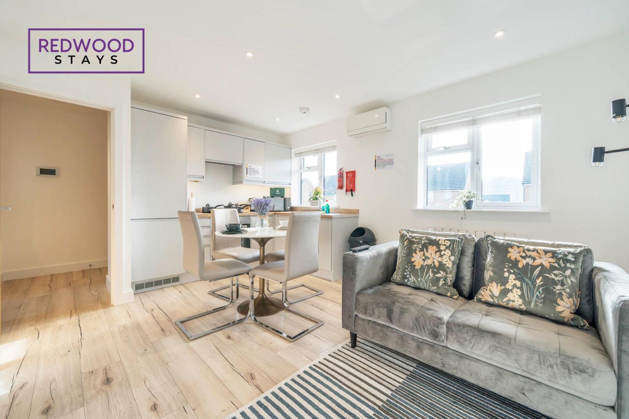 Redwood Stays: Modern Serviced With Free Parking & Streaming Apartment *