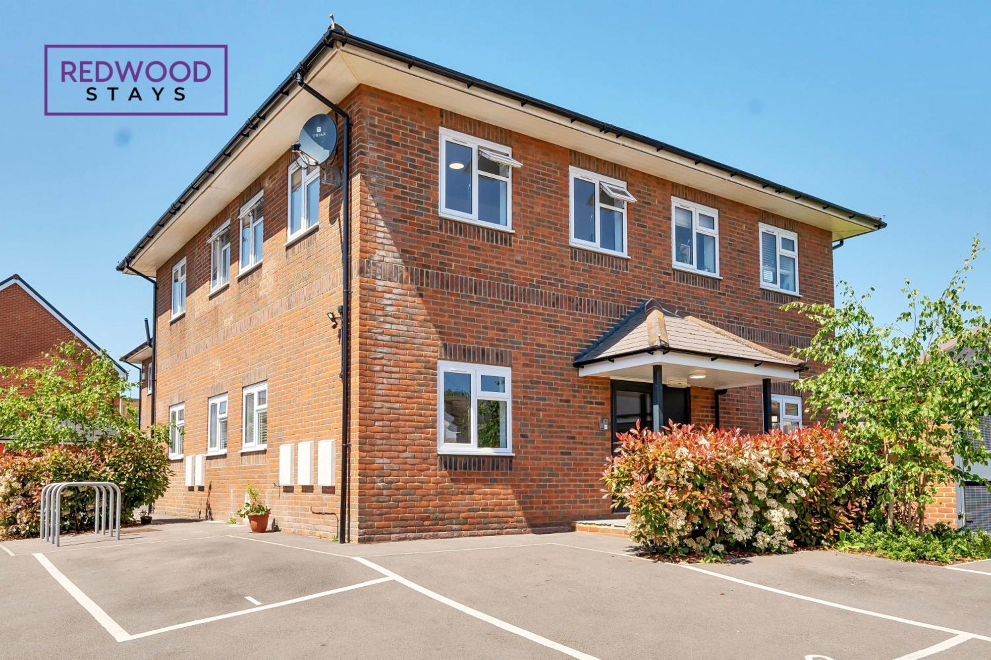 Redwood Stays: Modern Serviced With Free Parking & Streaming Apartment