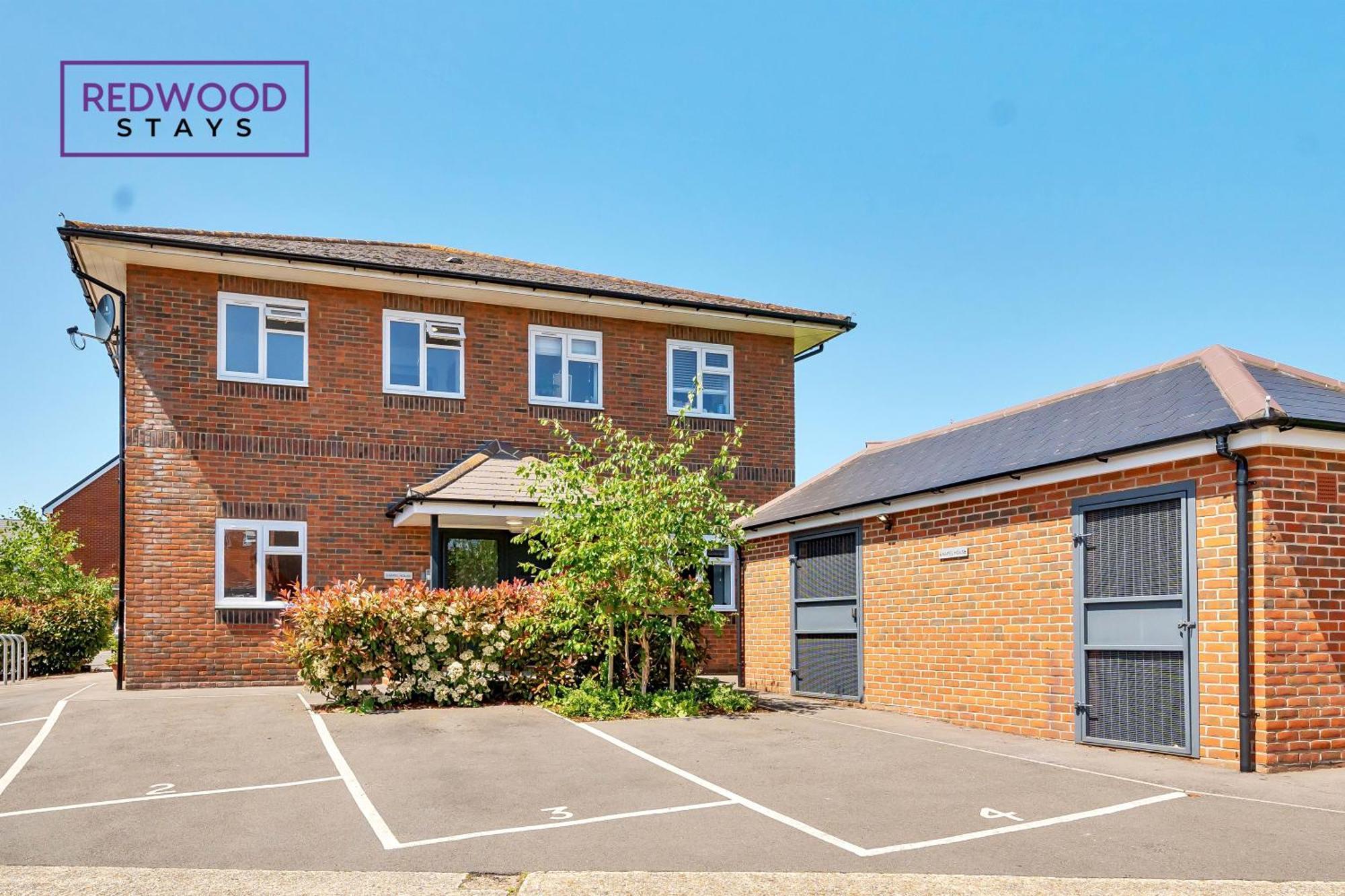Redwood Stays: Modern Serviced With Free Parking & Streaming Apartment Basingstoke