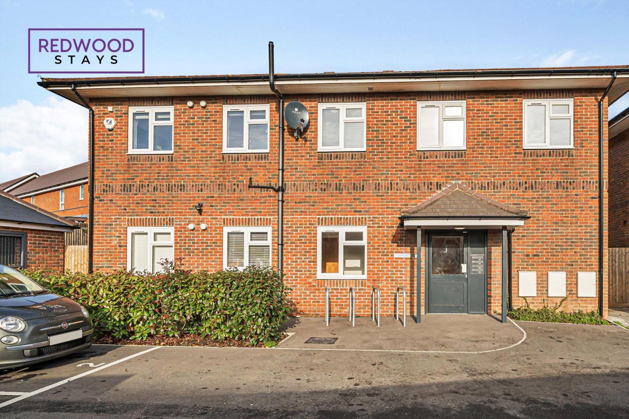 Redwood Stays: Modern Serviced With Free Parking & Streaming Apartment *