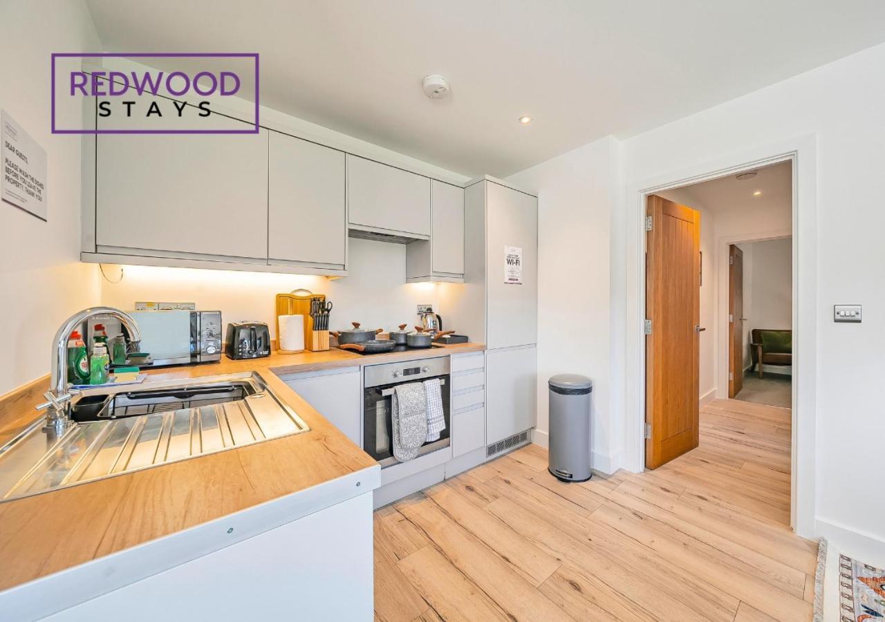 Redwood Stays: Modern Serviced With Free Parking & Streaming Apartment *