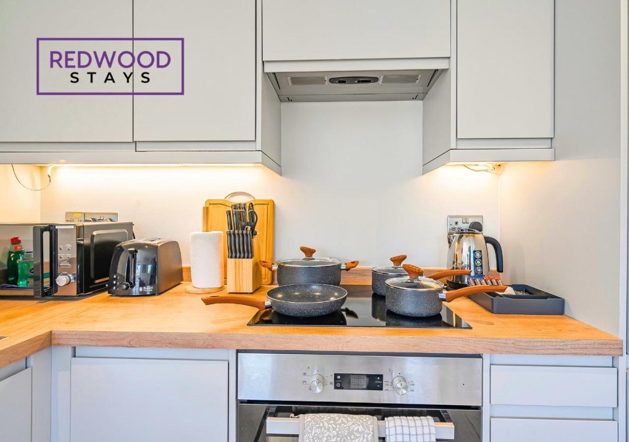 Redwood Stays: Modern Serviced With Free Parking & Streaming * Basingstoke