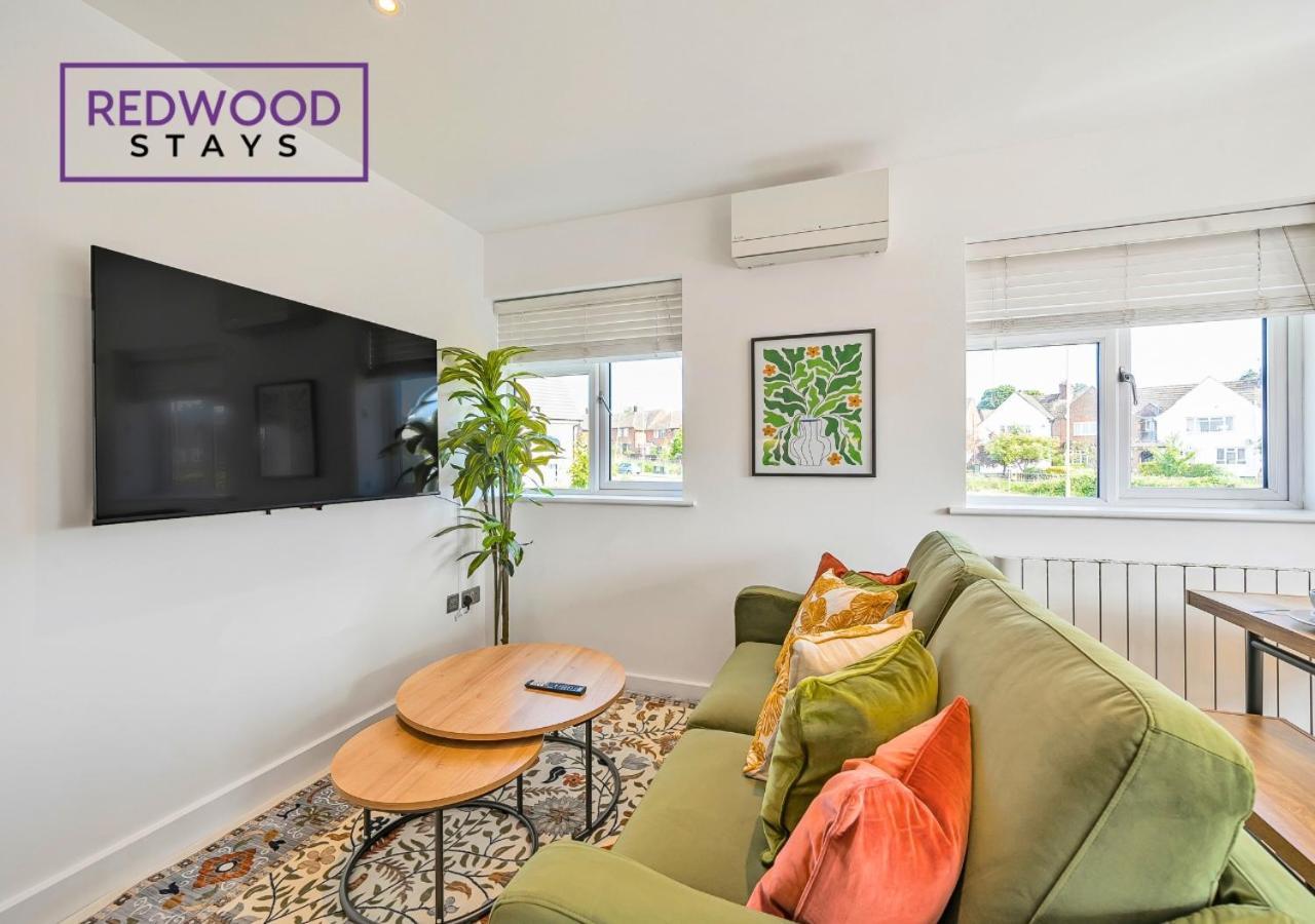 Redwood Stays: Modern Serviced With Free Parking & Streaming