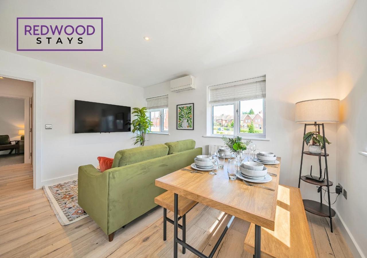 Redwood Stays: Modern Serviced With Free Parking & Streaming Apartment *