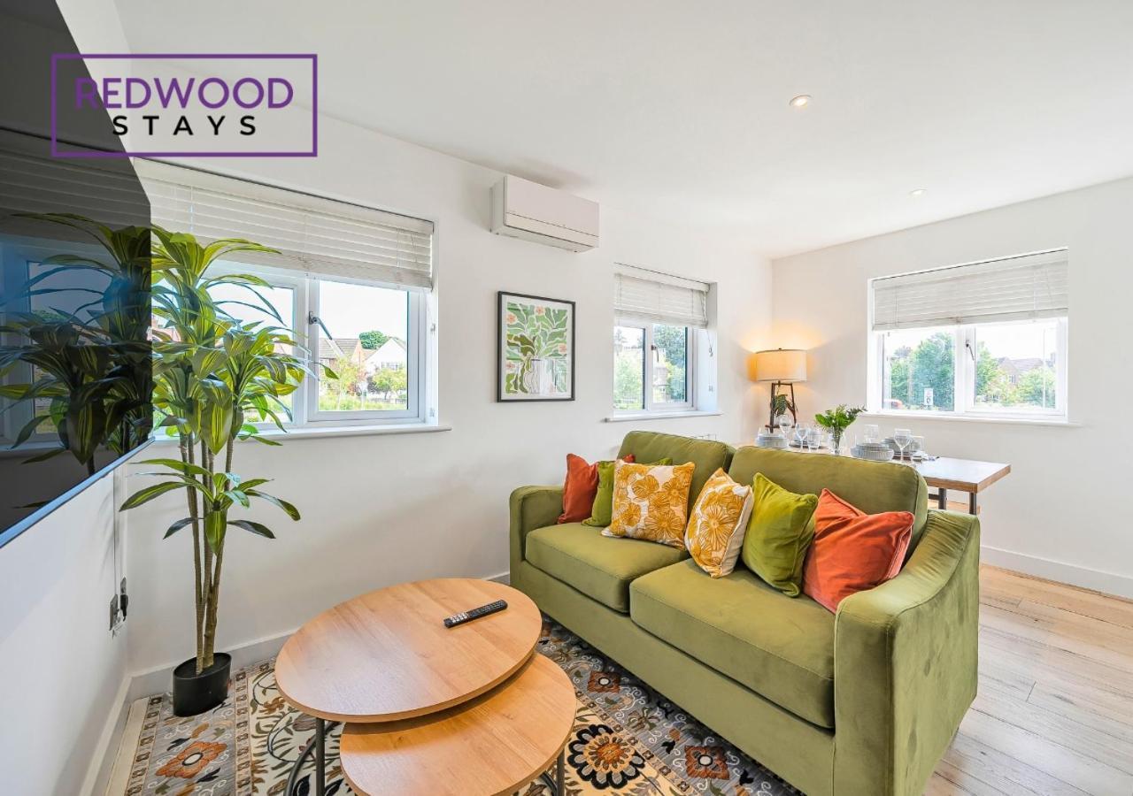 Redwood Stays: Modern Serviced With Free Parking & Streaming Apartment Basingstoke