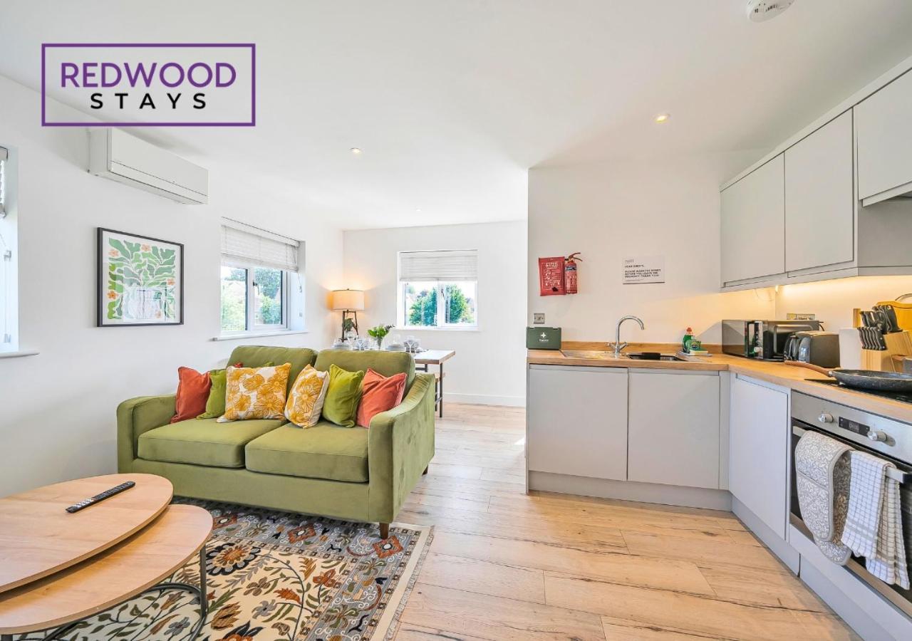 Redwood Stays: Modern Serviced With Free Parking & Streaming * Basingstoke