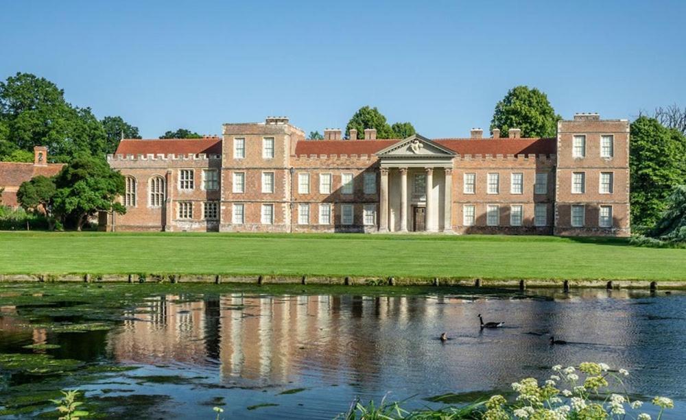Apartment Redwood Stays: Modern Serviced With Free Parking & Streaming Basingstoke